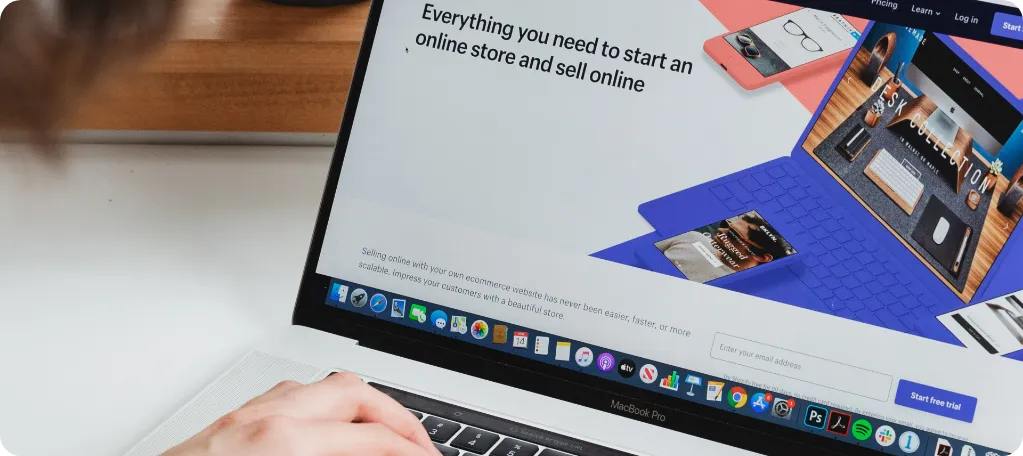 personne qui lit sur une tablette