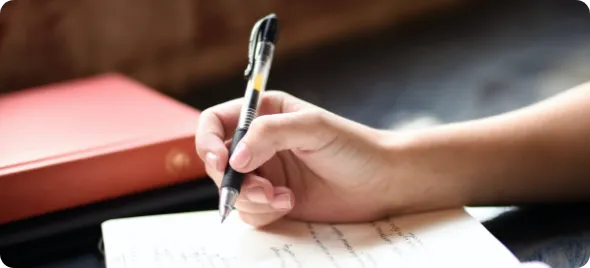 personne qui écrit avec un stylo