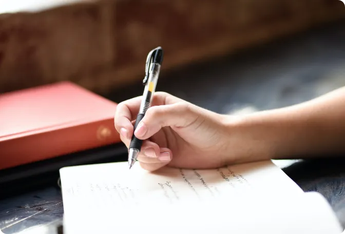 personne qui écrit avec un stylo