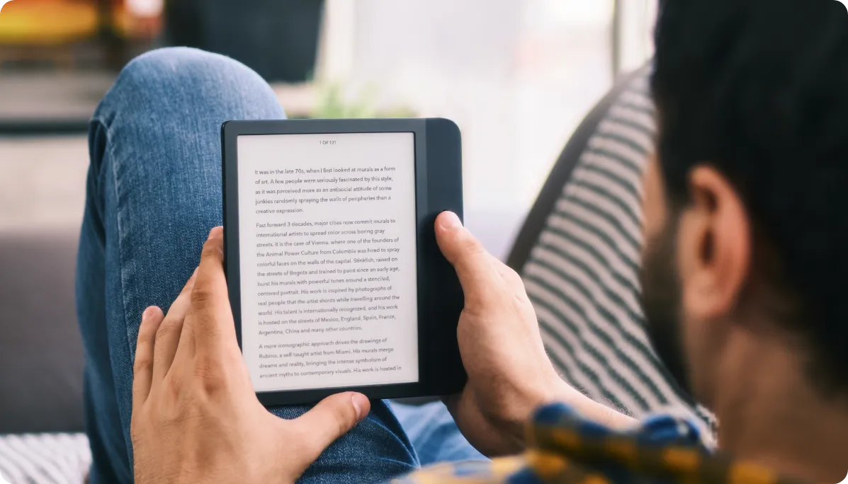 personne qui lit sur une tablette