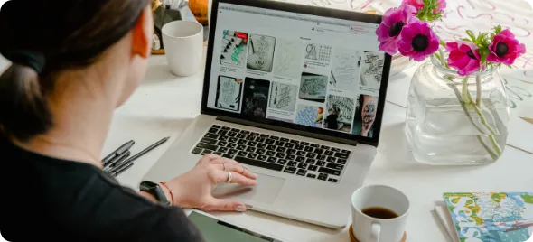 personne devant un ordinateur portable